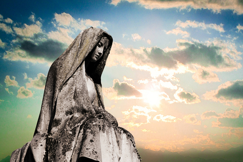 Steinstatue der Gottesmutter Maria