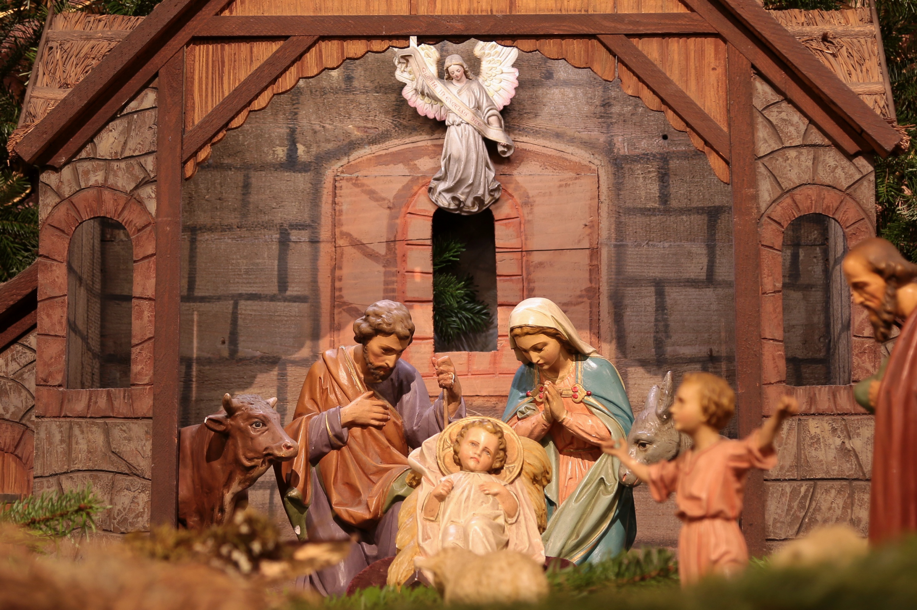 Die Krippe gehört zu den frühesten Symbolen weihnachtlicher Festkultur. Bereits im Jahr 334 ließ Kaiserin Helena über der Geburtshöhle in Bethlehem eine Krippe errichten, die die Geburtsszene zeigt. Der Heilige Franz von Assisi hatte 1223 in Greccio 